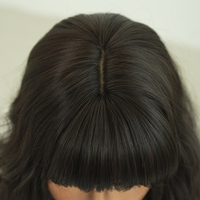 Peluca de Cabello Sintético Largo y Ondulado de 22 Pulgadas, Color Marrón Oscuro con Reflejos Caramelo, con Flequillo Recto, Fibra Resistente al Calor, Aspecto Natural Mate