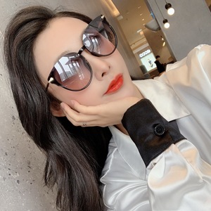 Gafas de sol polarizadas tipo ojo de gato para mujer, protección UV400, montura negra, lentes TAC C233, color morado 2032, moda para viajes - Product Image 3