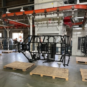 Ligne de production industrielle de peinture en poudre semi-automatique avec système de convoyage par pulvérisation, four de cuisson, PLC, moteur en acier et roulement - Product Image 1