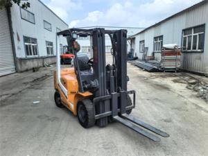 Chariot élévateur TCM 3 tonnes 3 étages d'occasion avec cabine entièrement fermée Élévateur industriel à moteur diesel à faible kilométrage - Product Image 6