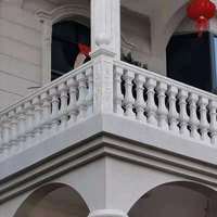 Escalier extérieur sur mesure en marbre blanc avec rampes en forme de fleur, balustrade de balcon en pierre calcaire et granit
