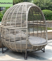 Chaise longue d'extérieur moderne en rotin PE et chaise nid d'oiseau rouge pour parc, hôtel, villa, piscine et plage