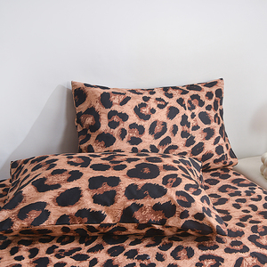 Ensemble de linge de lit 100% polyester à motif léopard, 4 pièces : housse de couette, drap plat et taies d'oreiller pour chambre à coucher - Product Image 3