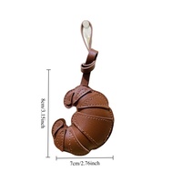 Patchs en cuir créatifs faits à la main Croissants porte-clés nourriture suspendus décor femmes sac à dos pendentif à la mode dames Designer sac breloque