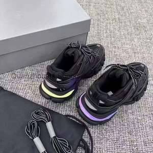 รองเท้าผ้าใบ LED รุ่น Track Sneakers คุณภาพสูงสุด สำหรับผู้ชายและผู้หญิง รองเท้าวิ่ง รองเท้าเดิน รองเท้ากีฬา รองเท้าวิ่งออกกำลังกาย รองเท้าดีไซน์เนอร์สำหรับผู้ชาย - Product Image 6