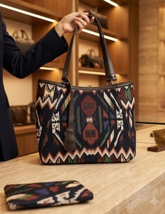 Sac fourre-tout imperméable pour femme, motif ethnique jacquard multicolore, détails peints à la main, grande capacité, collection Elite Craft Studio - Product Image 3