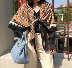 Vente en gros 2023 nouvelle arrivée carré en coton 130x130cm grandes femmes célèbre marque de styliste châles dames châles avec pompon - Product Image 1