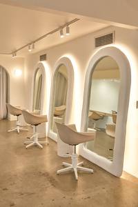 Ensemble de salon avec miroir arqué à rétroéclairage LED, chaise pivotante hydraulique, unité de coiffage crème et table d'appoint pour <span class=keywords><strong>coiffeur</strong></span> - Product Image 3