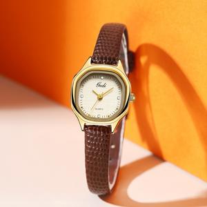 Reloj de cuarzo retro de moda con esfera exquisita y compacta con patrón de tela de nicho de lujo ligero - Product Image 2