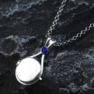 Collier Anime H2O tendance avec pendentif médaillon chaîne à maillons et empreintes de pas dans le sable, pour femmes fans de cosplay, 'Just Add Water' - Product Image 5