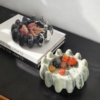 Table basse de salon de style Art Déco avec pierre ronde sculptée à la main et décoration nature morte de fruits pour la maison