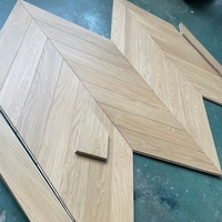 Parquet en chêne véritable de qualité AB, surface brossée blanche, chevron italien, taille sélectionnée, couleur claire, pour villa