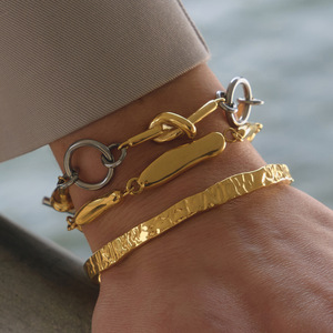 กำไลข้อมือสแตนเลสสีทองทรงเส้นตรงแบบไม่สมมาตรรูปทรงหยดน้ำ เครื่องประดับสำหรับผู้หญิง ของขวัญ ผลิตจากเมืองอี้หวู่ - Product Image 3