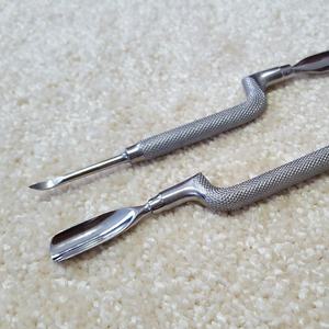 Empujador y Cortaúñas Curvo de Doble Cara de Acero Inoxidable Kaneka Enterprises con Logotipo Personalizado para la Eliminación de Piel Muerta - Product Image 1