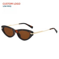 Lunettes de soleil rectangulaires rétro œil de chat légères en gros, monture noire en PC, branches en métal doré, protection UV400, style tendance unisexe