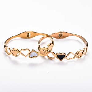 Bracelet manchette ouverte en acier inoxydable plaqué or 18 carats avec breloque cœur creux de 0,3 mm pour femme, bijou décontracté/sportif pour soirée - Product Image 6