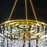 Lustre moderne en acrylique et métal pour la décoration de mariages et de fêtes
