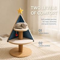 Arbre à chat en bois de Noël avec poteau à gratter en sisal naturel, perchoir confortable à 2 niveaux et jouet pompon suspendu