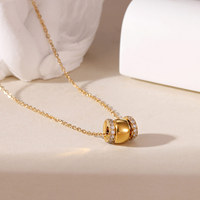 Collier Pendentif Cylindre Zircon Brillant Populaire et Tendance, Plaqué Or Véritable 18K Poli, Bijou Décontracté pour les Vacances, Anti-ternissement