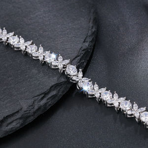 Neu eingetroffen: Hochwertige florale Armbänder mit Zirkonia-Kristallen für Hochzeiten, Partys, Abschlussbälle oder den täglichen Gebrauch. - Product Image 3