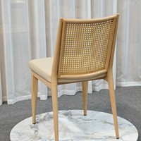 Chaise de salle à manger à dossier haut avec panneau en rotin octogonal et assise rembourrée sur structure en bois fin