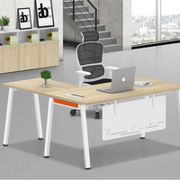 Style design moderne dans une variété de couleurs disponibles avec pieds en acier à tube trapézoïdal pour tables de conférence
