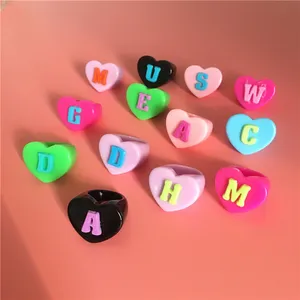 Anillos de resina acrílica de Color para mujer, 26 anillos con letras en inglés