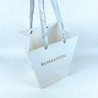 Sac cadeau personnalisé en papier couché trapézoïdal carré blanc avec logo imprimé argent chaud pour fleurs