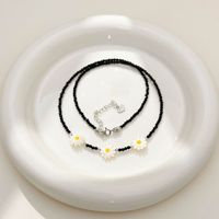 Collier tendance à pendentif fleur en perles coquillages, petit format - Accessoire de mode élégant pour le quotidien et idéal comme cadeau