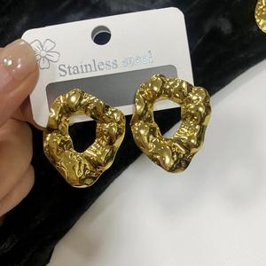 Boucles d'oreilles clous géométriques martelées en acier inoxydable <span class=keywords><strong>plaqué</strong></span> <span class=keywords><strong>or</strong></span> 18 carats, motif cinq feuilles, style rétro et tendance MW - Product Image 4