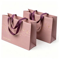 Sac cadeau en papier kraft noir écologique et durable, bordure dorée, poignées en ruban gaufré, emballage artisanal personnalisable, vente en gros