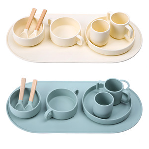 Juego de alimentación para bebés personalizado, platos divididos de silicona con ventosas y cucharas de madera para 0-12 meses - Product Image 1