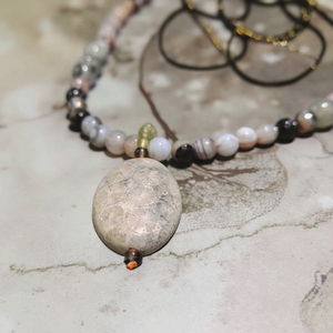 Collier pendentif en agate personnalisé de haute qualité pierre naturelle chrysanthème-fossile pour bijoux de fête hip-hop pour hommes cadeau parfait - Product Image 3