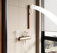 Système de douche intelligent moderne de luxe à texture bois, mitigeur thermostatique de salle de bain blanc mat