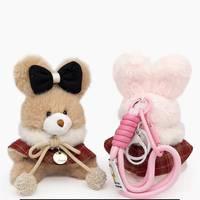 Breloque de sac en peluche lapin poncho esthétique à carreaux rouges, lapin rose Kawaii avec col en fourrure, décoration de sac à dos tendance