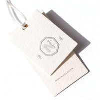 Étiquettes de prix pour vêtements de luxe gaufrés à double couche personnalisées Nouvelle conception simple Étiquettes volantes en papier Logo texturé personnalisé pour chaussures, sacs