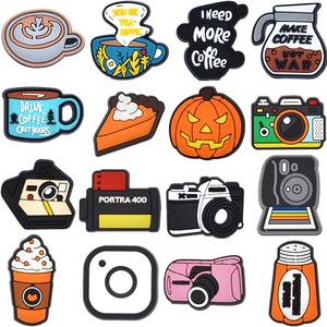 Vente en gros de breloques personnalisées en pvc souple pour chaussures de dessin animé, vente en gros de breloques en caoutchouc bon marché pour chaussures style café - Product Image 3