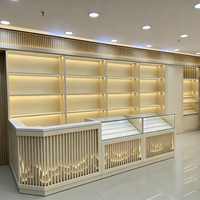 Vitrines sur mesure pour spiritueux et tabac, adaptées aux magasins vendant des spiritueux et du tabac haut de gamme, des cadeaux et des articles de luxe