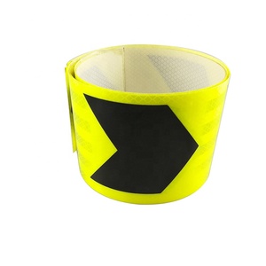 Autocollant <span class=keywords><strong>adhésif</strong></span> en PVC prismatique à haute intensité <span class=keywords><strong>Fluorescent</strong></span> jaune vert noir flèche <span class=keywords><strong>ruban</strong></span> d'avertissement de sécurité réfléchissant - Product Image 1