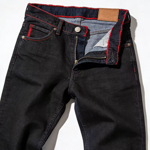 جينز رجالي مخصص بتصميم كلاسيكي مستقيم وخصر متوسط، مصنوع من قماش الدنيم المرن القابل للتنفس، مع إغلاق بأزرار، غسيل متوسط ونمط صلب - Product Image 1