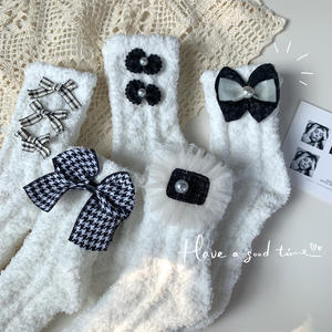 Bajo MOQ Invierno Bowknot Grueso <span class=keywords><strong>Dormir</strong></span> Cama Calcetines Microfibra Coral Fleece Fuzzy Home Mujeres Calcetines esponjosos - Product Image 4