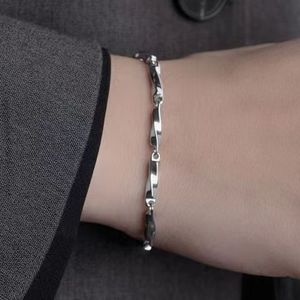 กำไลข้อมือสแตนเลสสตีลทรงบาร์บิดเกลียวแฟชั่นขายส่ง รุ่นโมเบียส พร้อมจี้เม็ดเล็กๆ - Product Image 3