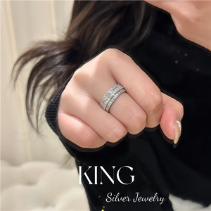 Anillo de Diamantes Blancos King Silver Jewelry, Plata de Ley S925 Chapada en Oro, Engaste de Canal Giratorio, Unisex, Uso Diario - Product Image 3
