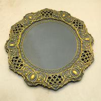 Assiette de présentation décorative vintage en vert sauge, creuse, sculptée, à motifs baroques et bordure dorée, pour la décoration de table de banquet