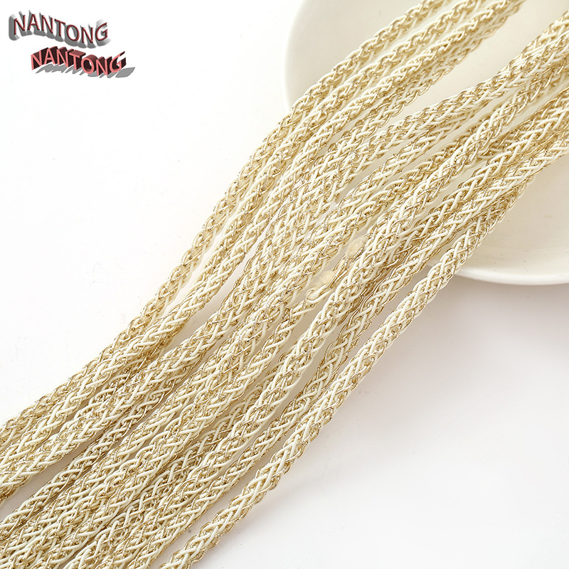 2 Beige avec fils dorés