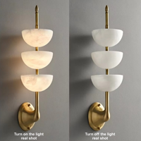 Applique murale LED de luxe en albâtre espagnol, laiton et marbre naturel pour éclairage d'ambiance intérieur de hôtels, villas et couloirs