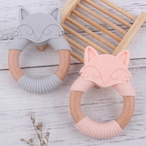 Vente en gros de jouet molaire de qualité alimentaire en forme de <span class=keywords><strong>renard</strong></span> pour bébé <span class=keywords><strong>anneau</strong></span> de <span class=keywords><strong>dentition</strong></span> en bois pour nouveau-né <span class=keywords><strong>anneau</strong></span> de <span class=keywords><strong>dentition</strong></span> en <span class=keywords><strong>silicone</strong></span> pour bébé - Product Image 2