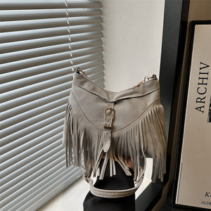 Borsa a <span class=keywords><strong>Tracolla</strong></span> da Donna Popolare di Quest'Anno con Nappe, Nuova Collezione Primavera 2025, Stile Retrò e Finitura Opaca - Product Image 1