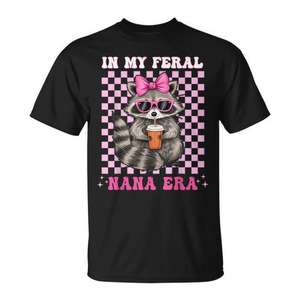 Camiseta In My Feral Nana Era Raccoon con diseño a cuadros rosa, talla unisex para adultos - Product Image 1