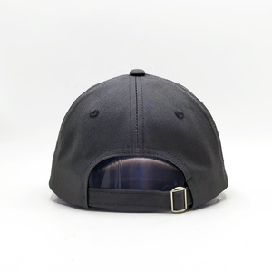 Gorra de Béisbol Bordada Personalizada con Logotipo, 6 Paneles, Letra <span class=keywords><strong>K</strong></span> Bordada, Color Gris, Ajustable para Hombre y Mujer - Product Image 2